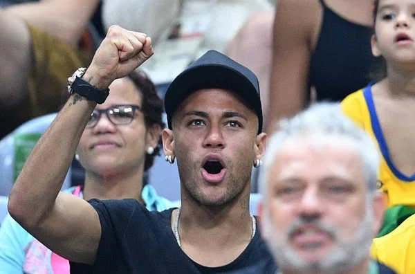 Neymar assiste à final do vôlei e recebe aplausos da torcida