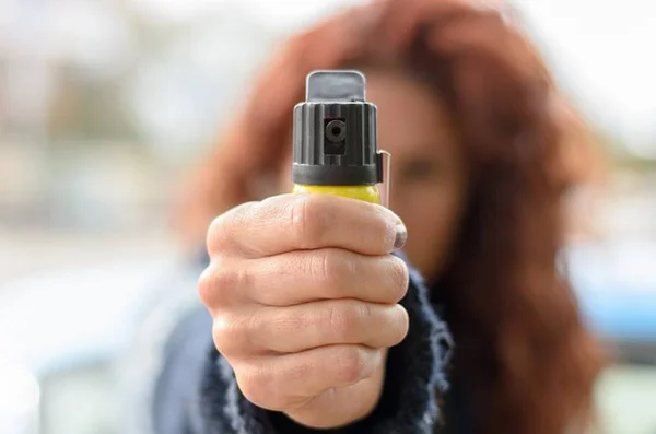 Mulheres poderão usar spray de pimenta e arma de choque, prevê projeto