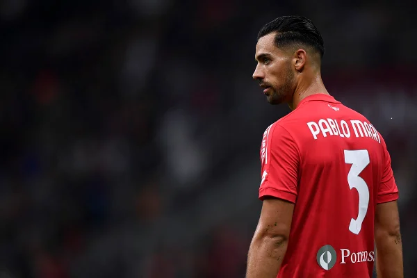 Após ser esfaqueado, zagueiro Pablo Marí volta a treinar na Itália