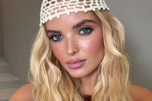 Imagem colorida da ex-atriz mirim Giovanna Chaves - Metrópoles