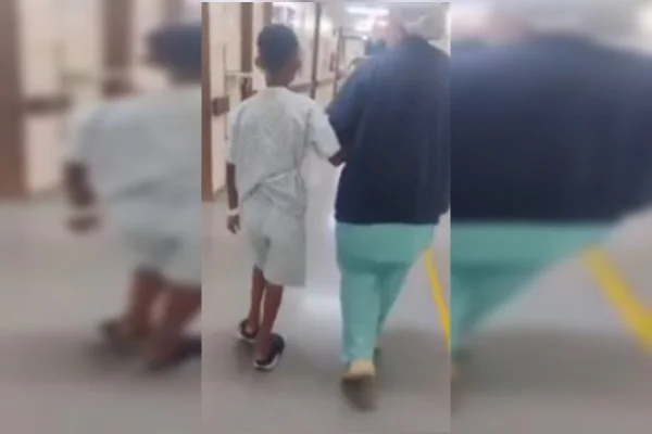 Menino esfaqueado por adolescente volta a caminhar após sair do coma