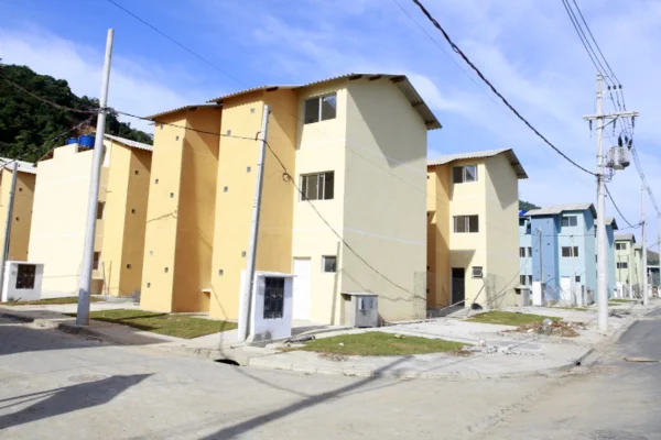 Imagem colorida de um conjunto habitacional com prédios amarelos e azuis
