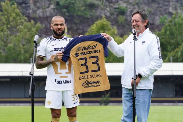 Daniel Alves é apresentado em time mexicano e cita Chaves e Chapolin