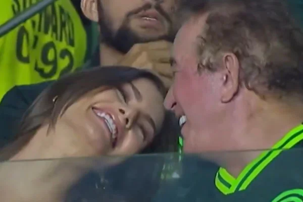 Foto colorida de Amado Batista e a esposa - Metrópoles
