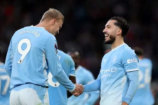 Manchester City vence Liverpool e se isola na liderança da Premier League
