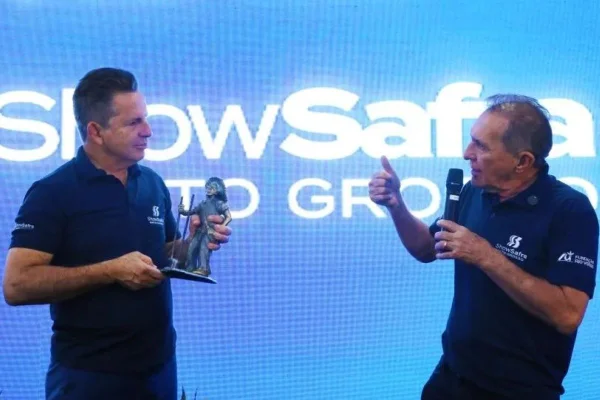 Joci Piccini entrega troféu para o governador Mauro Mendes (MT)