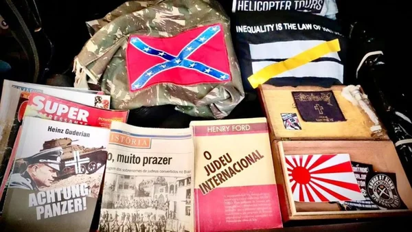 imagem colorida, objetos de apologia ao nazismo