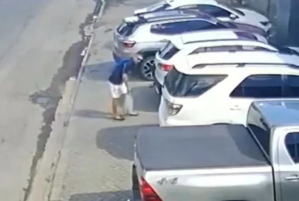 Imagem colorida de homem roubando carro de juiz - Metrópoles