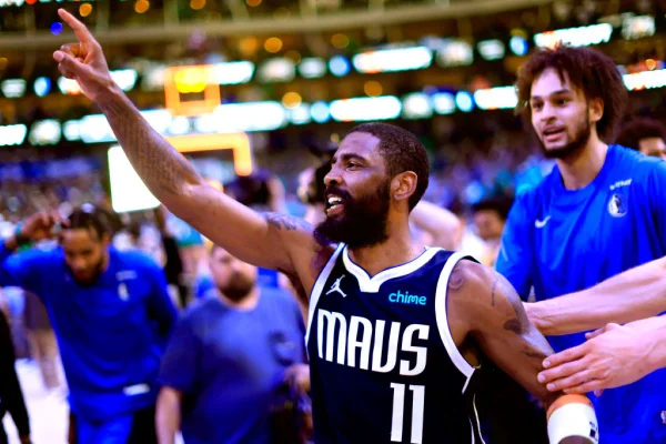 Kyrie Irving #11 do Dallas Mavericks comemora seu arremesso game winning contra o Denver Nuggets em 17 de março March de 2024 em Dallas, Texas.