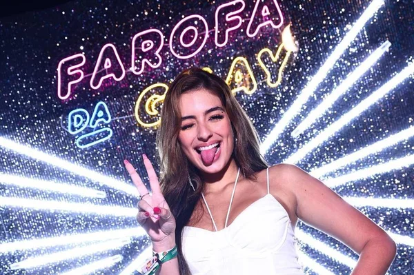 Tiktoker “pegadora” rebate críticas por beijar mais de 30 na Farofa