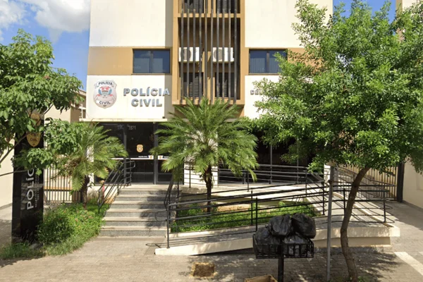 Imagem colorida da fachada da Delegacia Seccional de Polícia Civil de Rio Preto, onde foi registrado o caso do motorista de app vítima de racismo - Metrópoles