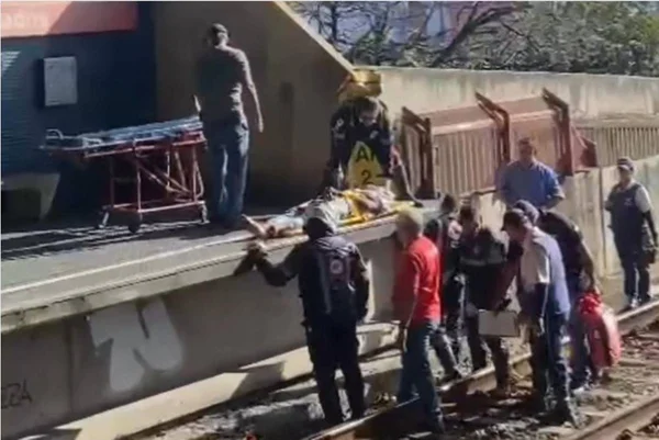 Vídeo: homem cai de metrô no Recife ao praticar “surfe ferroviário”