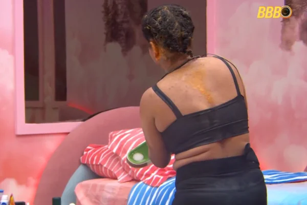 Imagem colorida de Milena sujando os pertences de Alberto Cowboy no BBB 26 - Metrópoles