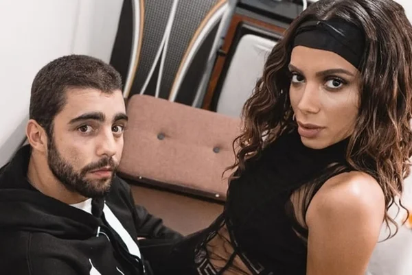 Foto colorida de Anitta e Pedro Scooby - Metrópoles