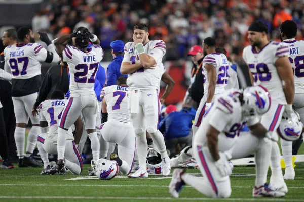 Cenas fortes: jogador desmaia em jogo da NFL e precisa ser reanimado