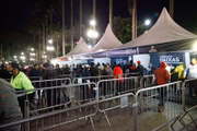 População em situação de rua faz fila para pegar doações em tenda da Operação Baixas Temperaturas