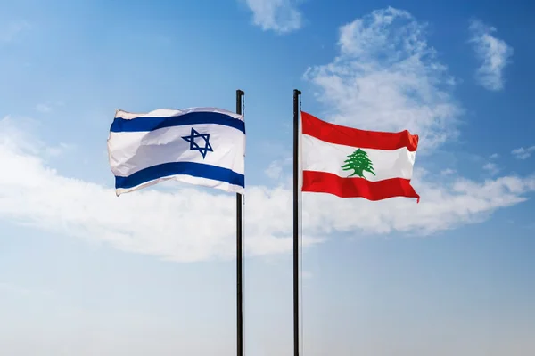 Imagem colorida mostra bandeiras de Israel e Líbano - Metrópoles