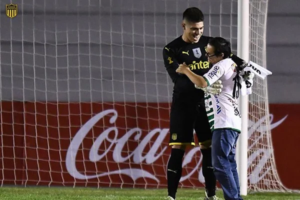 Goleiro realiza sonho e deixa torcedor Down bater pênalti. Assista!