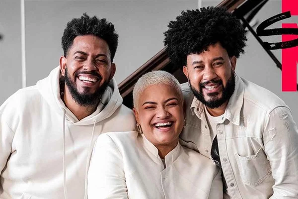 Foto do colorida dos integrantes do grupo Preto no Branco