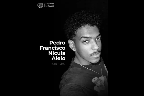 Imagem em preto e branco de um jovem de 21 anos, que foi vítima de um afogamento em cachoeira - Metrópoles