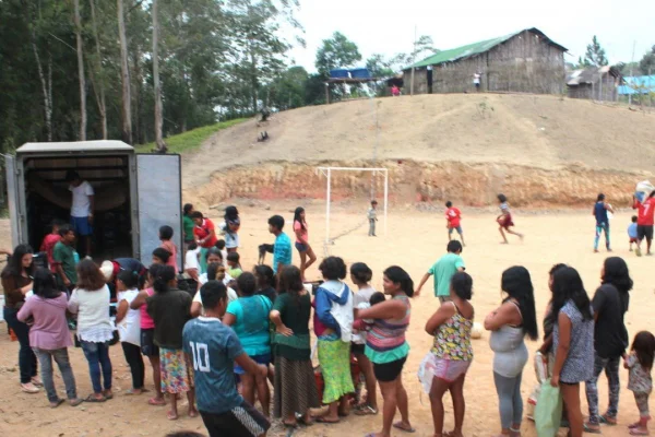 Pulação da Aldeia Guarani Guyra Pepó aguarda para receber doações no contexto da pandemia de Covid-19, em 2020