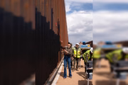 Secretária de Segurança Interna dos EUA, Kristi Noem, pintando o muro