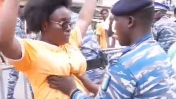 Imagem colorida de revista abusiva em mulheres que vão aos estádios da Copa Africana- Metrópoles