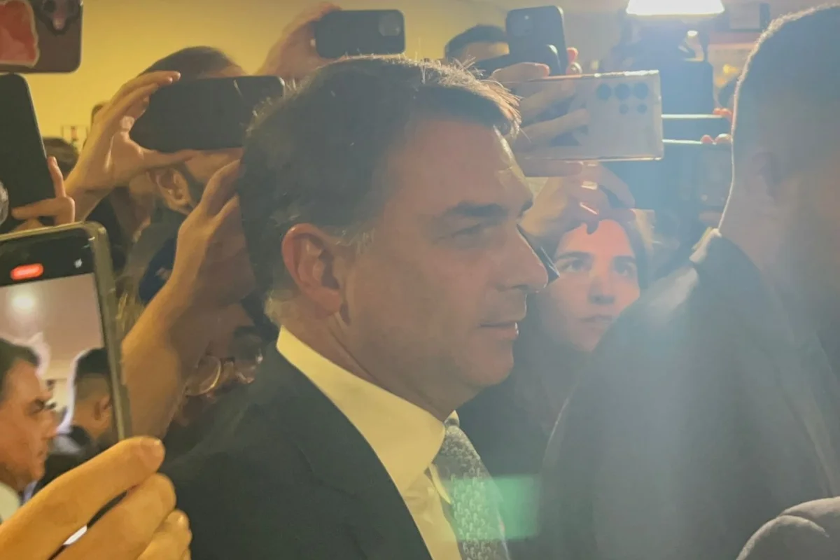 Aliados temem busca e apreensão contra Flávio por causa do Dark Horse