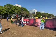 Durante o protesto, os manifestantes utilizam faixas que pedem a saída de Moraes e até do presidente Luiz Inácio Lula da Silva (PT)
