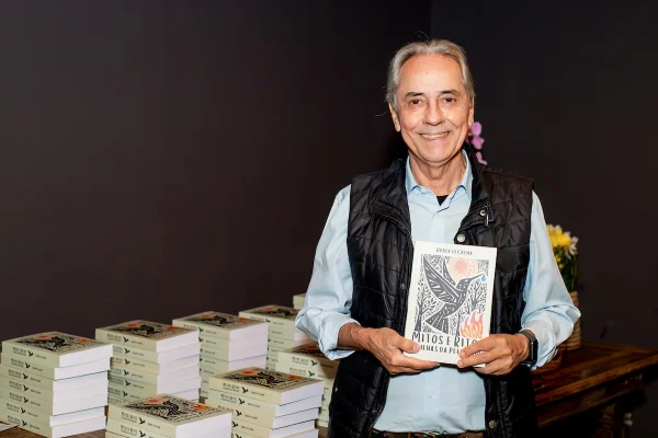 Roberto Crema lança livro em coquetel na presença de família e amigos