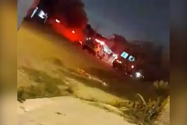 Carro da polícia e ambulância com a sirene ligada