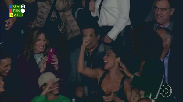 Juliana Paes e Sheron Menezzes (à direita, de costas) comemoram gol de Neymar em amistoso do Brasil contra a Tunísia