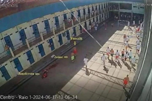 Imagem colorida de câmera de segurança mostra presos em pátio de prisão em dia ensolarado - Metrópoles