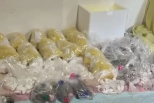Imagem colorida de porções de drogas apreendidas pela PM