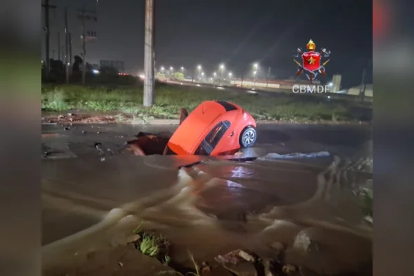 carro cai em vala na BR-070