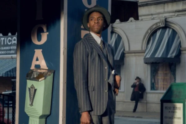 Chadwick Boseman recebe prêmio póstumo de Melhor Ator no Globo de Ouro