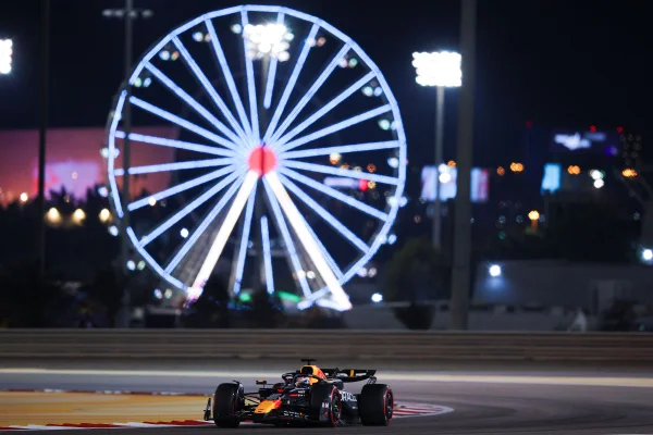 Max Verstappen piloto holandês dirigindo carro da Oracle Red Bull Racing RB20 na pista durante treinos para o F1 Grand Prix do Bahrein em 29 de Fevereiro de 2024
