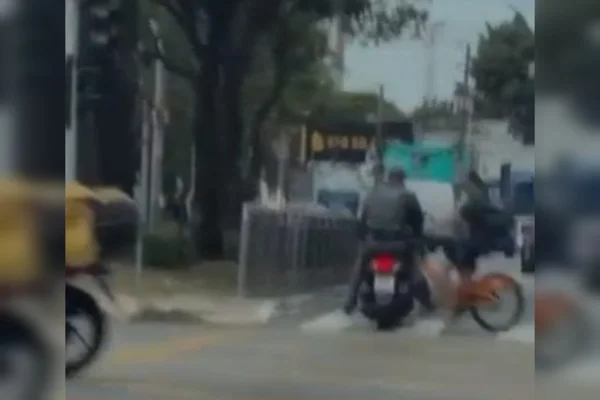 Moto com PM de carona atropela ciclista - Metrópoles