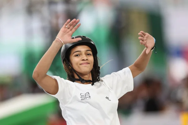 Rayssa Leal do Brasil reage à competição durante a cerimônia de medalhas da Final de Skate Feminino de Rua, em 19 de maio de 2024, em Xangai, China