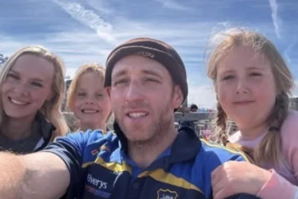foto colorida de 4 pessoas, 3 meninas e um homem fotografando sob o céu azul -Metrópoles.