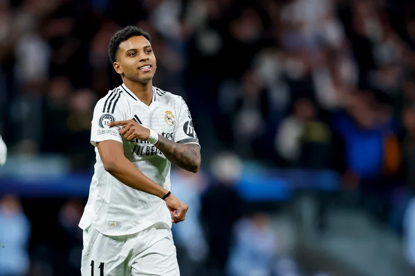 Foto colorida de Rodrygo, do Real Madrid, comemorando gol - Metrópoles