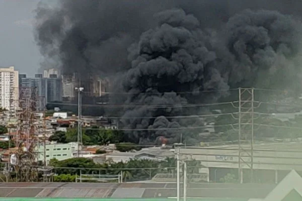 Bombeiros confirmaram um homem de 40 anos socorrido com queimaduras; equipes trabalham no rescaldo e causas do fogo ainda são investigadas - Metrópoles