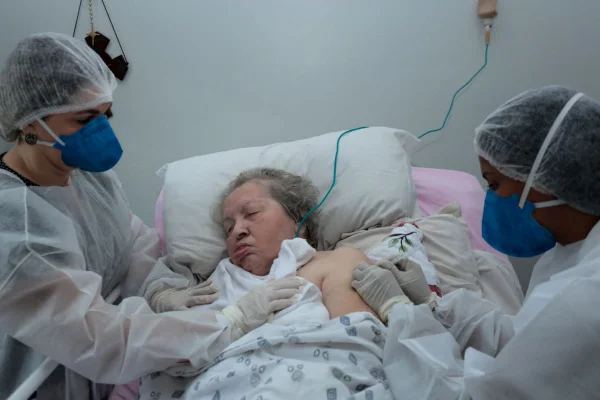 Idosa é vacinada em casa em Goiânia (GO) contra a Covid-19