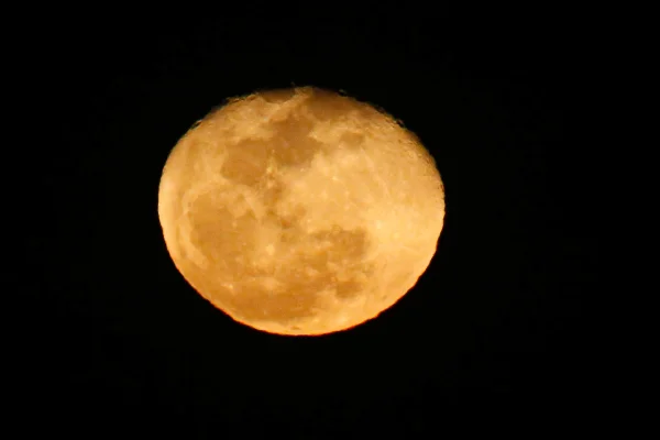 Superlua coincidirá com eclipse lunar total na noite de domingo