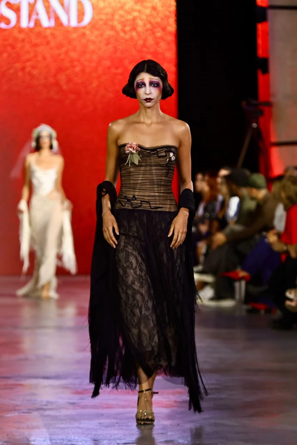Sensualidade e delicadeza transitam entre as peças Sensualidade e delicadeza transitam entre as peças