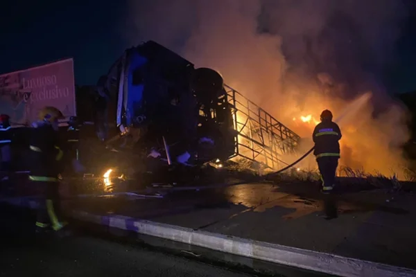 Imagem colorida mostra bombeiros tentando apagar fogo em ônibus após acidente ocorrido em Mato Grosso