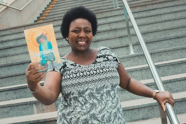 Autora brasiliense lança obra sobre a solidão das mulheres negras