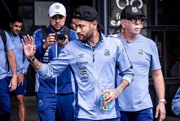 Imagem colorida de Neymar - Metrópoles