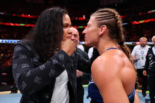 Foto colorida de Amanda Nunes encarando Kayla Harrison após luta da americana no UFC 316 - Metrópoles