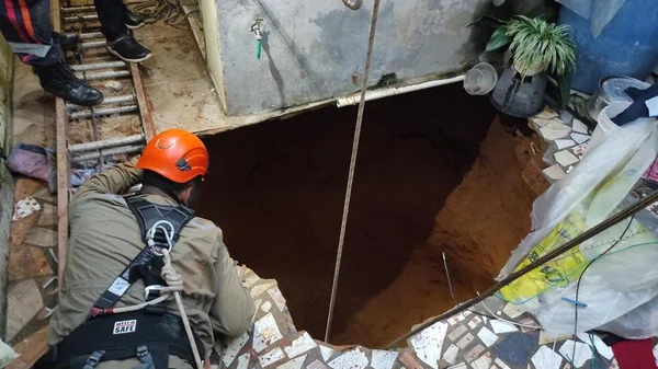 Bombeiros tentam resgatar mulher que caiu em Cacimba, em Juazeiro do Norte, no Ceará